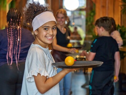 Kinderen van de Piezo TalentenAcademie Horeca leren serveren bij Hudson fotograaf Leon Koppenol 768x576