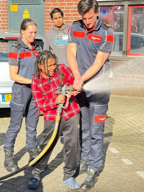 Kinderen van de Piezo TalentenAcademie Orde Veiligheid brachten een werkbezoek aan de brandweer foto Stichting Piezo 768x1024